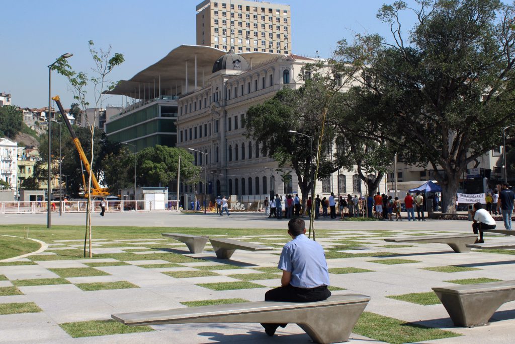 Grama e granito no novo piso da Praça Mauá / Foto de Carla Lencastre