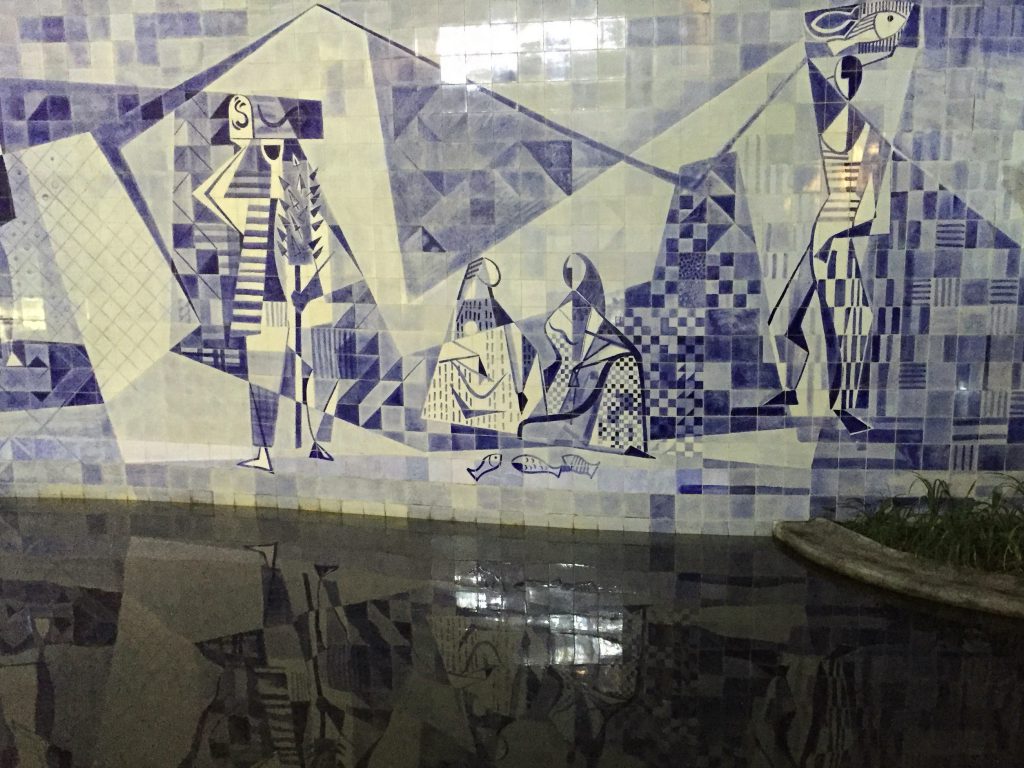 Detalhe do painel de Burle Marx à beira da piscina / Foto de Carla Lencastre